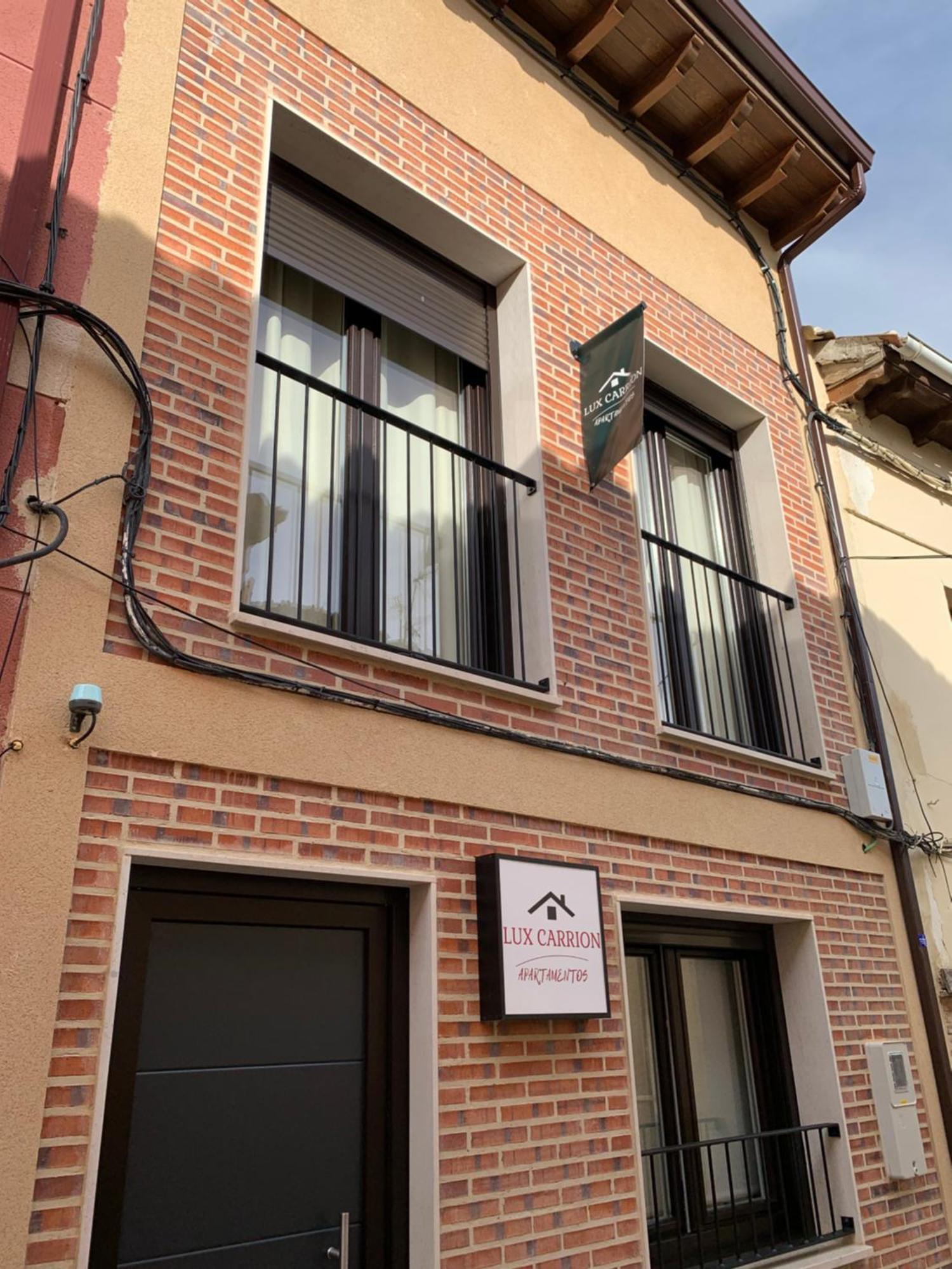 Apartamentos Lux Carrion Carrion De Los Condes Luaran gambar